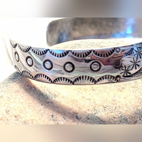 Vintage Navajo Signed Sterling & 12k Gold Storyteller Cuff Bracelet - Picture 4 of 10